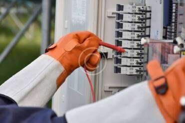 Who is advancing solar battery technology today?