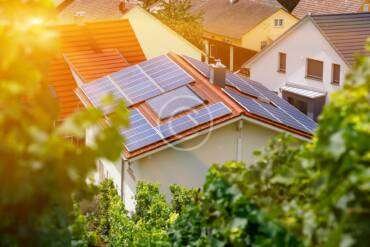 Which factors affect the cost of a business going solar?